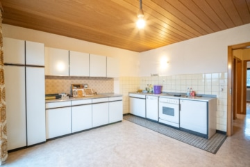 Großzügiges Zweifamilienhaus mit sonnigem Garten, Terrasse und Garage in idyllischer Feldrandlage - Küche EG (655378)