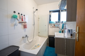 Großzügiges Zweifamilienhaus mit sonnigem Garten, Terrasse und Garage in idyllischer Feldrandlage - Tageslichtbadezimmer mit Wanne OG (655393)