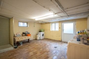 Großzügiges Zweifamilienhaus mit sonnigem Garten, Terrasse und Garage in idyllischer Feldrandlage - Waschküche KG (655408)