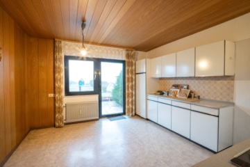 Großzügiges Zweifamilienhaus mit sonnigem Garten, Terrasse und Garage in idyllischer Feldrandlage - Küche EG (655377)