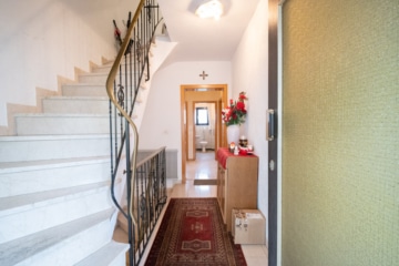 Großzügiges Zweifamilienhaus mit sonnigem Garten, Terrasse und Garage in idyllischer Feldrandlage - Diele EG (655386)