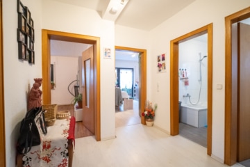 Großzügiges Zweifamilienhaus mit sonnigem Garten, Terrasse und Garage in idyllischer Feldrandlage - Flur OG (655396)