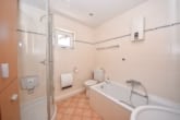 DIETZ: 2-3 Familienhaus mit Garten, Nebengebäude in Wenigumstadt VERMIETUNG NUR BIS SOMMER 2027! - Tageslicht Badezimmer mit Wanne und Dusche OG