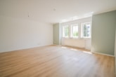Wohnzimmer - DIETZ: TIP-TOP 3-Zimmer-Eigentumswohnung mit Einbauküche, Stellplatz, TGL-Bad direkt in Ringheim!