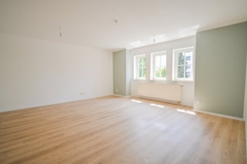 DIETZ: TIP-TOP 3-Zimmer-Eigentumswohnung mit Einbauküche, Stellplatz, TGL-Bad direkt in Ringheim! - Wohnzimmer (695113)