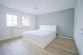 Schlafzimmer 1 - DIETZ: TIP-TOP 3-Zimmer-Eigentumswohnung mit Einbauküche, Stellplatz, TGL-Bad direkt in Ringheim!