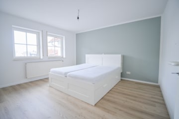 DIETZ: TIP-TOP 3-Zimmer-Eigentumswohnung mit Einbauküche, Stellplatz, TGL-Bad direkt in Ringheim! - Schlafzimmer 1 (695115)