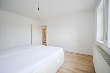 DIETZ: TIP-TOP 3-Zimmer-Eigentumswohnung mit Einbauküche, Stellplatz, TGL-Bad direkt in Ringheim! - Schlafzimmer 1 (695116)