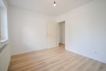 DIETZ: TIP-TOP 3-Zimmer-Eigentumswohnung mit Einbauküche, Stellplatz, TGL-Bad direkt in Ringheim! - Schlafzimmer 2 (695118)
