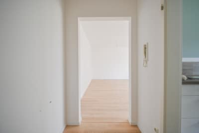 DIETZ: TIP-TOP 3-Zimmer-Eigentumswohnung mit Einbauküche, Stellplatz, TGL-Bad direkt in Ringheim! - Diele (697241)