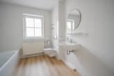 Tageslichtbadezimmer - DIETZ: TIP-TOP 3-Zimmer-Eigentumswohnung mit Einbauküche, Stellplatz, TGL-Bad direkt in Ringheim!
