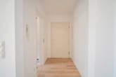 Flur - DIETZ: TIP-TOP 3-Zimmer-Eigentumswohnung mit Einbauküche, Stellplatz, TGL-Bad direkt in Ringheim!