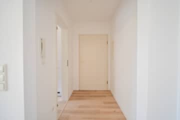 DIETZ: TIP-TOP 3-Zimmer-Eigentumswohnung mit Einbauküche, Stellplatz, TGL-Bad direkt in Ringheim! - Flur (695124)