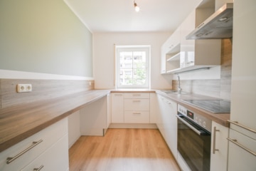 DIETZ: TIP-TOP 3-Zimmer-Eigentumswohnung mit Einbauküche, Stellplatz, TGL-Bad direkt in Ringheim! - Küche (695119)