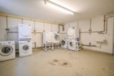 Gemeinschaftlicher Waschraum KG - DIETZ: TIP-TOP 3-Zimmer-Eigentumswohnung mit Einbauküche, Stellplatz, TGL-Bad direkt in Ringheim!