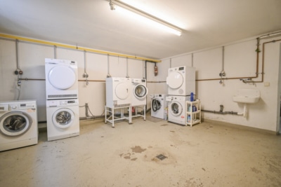 DIETZ: TIP-TOP 3-Zimmer-Eigentumswohnung mit Einbauküche, Stellplatz, TGL-Bad direkt in Ringheim! - Gemeinschaftlicher Waschraum KG (697242)