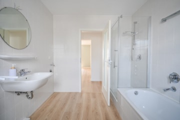 DIETZ: TIP-TOP 3-Zimmer-Eigentumswohnung mit Einbauküche, Stellplatz, TGL-Bad direkt in Ringheim! - Tageslichtbadezimmer (695122)