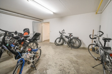 DIETZ: TIP-TOP 3-Zimmer-Eigentumswohnung mit Einbauküche, Stellplatz, TGL-Bad direkt in Ringheim! - Gemeinschaftlicher Fahrradabstellraum (695127)
