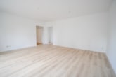 Wohnzimmer - DIETZ: TIP-TOP 3-Zimmer-Eigentumswohnung mit Einbauküche, Stellplatz, TGL-Bad direkt in Ringheim!
