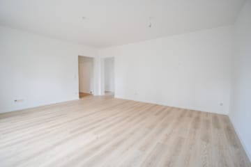 DIETZ: TIP-TOP 3-Zimmer-Eigentumswohnung mit Einbauküche, Stellplatz, TGL-Bad direkt in Ringheim! - Wohnzimmer (695114)
