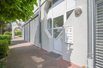 DIETZ: TIP-TOP 3-Zimmer-Eigentumswohnung mit Einbauküche, Stellplatz, TGL-Bad direkt in Ringheim! - Eingangsbereich (695130)