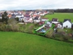 DIETZ: Bezahlbare Immobilie auf Feldrandlagengrundstück in Hasselroth Neuenhaßlau! - Luftbild
