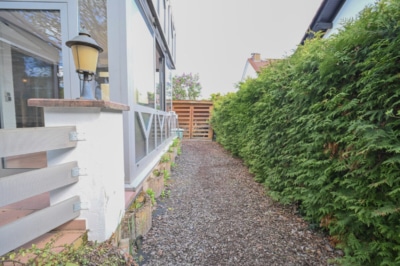 DIETZ: Gepflegte 3,5-Zimmer-EG-Wohnung in Dietzenbach-Steinberg! mit Garage und zwei Wintergärten! - Hinterhof (697217)