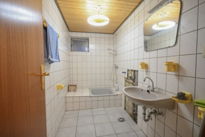 DIETZ: Gepflegte 3,5-Zimmer-EG-Wohnung in Dietzenbach-Steinberg! mit Garage und zwei Wintergärten! - Gemeinschaftlich nutzbares Badezimmer KG (697206)