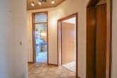 Flur - DIETZ: Gepflegte 3,5-Zimmer-EG-Wohnung in Dietzenbach-Steinberg! mit Garage und zwei Wintergärten!