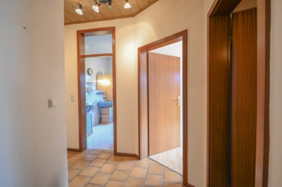 DIETZ: Gepflegte 3,5-Zimmer-EG-Wohnung in Dietzenbach-Steinberg! mit Garage und zwei Wintergärten! - Flur (697197)
