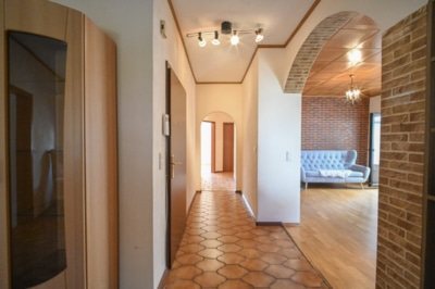 DIETZ: Gepflegte 3,5-Zimmer-EG-Wohnung in Dietzenbach-Steinberg! mit Garage und zwei Wintergärten! - Flur (697199)