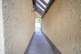 Durchgang zum Eingangsbereich - DIETZ: Gepflegte 3,5-Zimmer-EG-Wohnung in Dietzenbach-Steinberg! mit Garage und zwei Wintergärten!