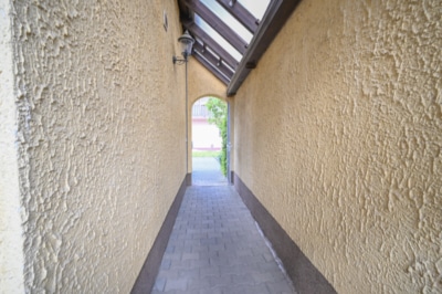 DIETZ: Gepflegte 3,5-Zimmer-EG-Wohnung in Dietzenbach-Steinberg! mit Garage und zwei Wintergärten! - Durchgang zum Eingangsbereich (697208)