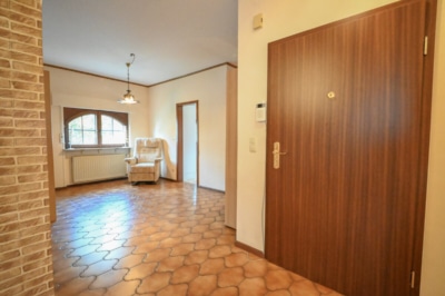DIETZ: Gepflegte 3,5-Zimmer-EG-Wohnung in Dietzenbach-Steinberg! mit Garage und zwei Wintergärten! - Flurbereich / Esszimmer (697183)