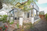 Hinterhof mit Blick auf den Wintergarten - DIETZ: Gepflegte 3,5-Zimmer-EG-Wohnung in Dietzenbach-Steinberg! mit Garage und zwei Wintergärten!