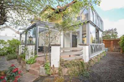 DIETZ: Gepflegte 3,5-Zimmer-EG-Wohnung in Dietzenbach-Steinberg! mit Garage und zwei Wintergärten! - Hinterhof mit Blick auf den Wintergarten (697218)