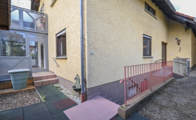 DIETZ: Gepflegte 3,5-Zimmer-EG-Wohnung in Dietzenbach-Steinberg! mit Garage und zwei Wintergärten! - Hinterhof (697213)