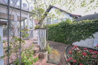 DIETZ: Gepflegte 3,5-Zimmer-EG-Wohnung in Dietzenbach-Steinberg! mit Garage und zwei Wintergärten! - Hinterhof (697220)
