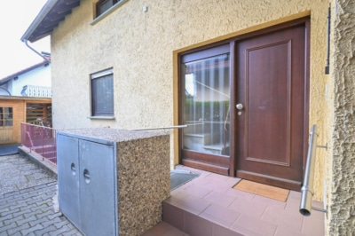 DIETZ: Gepflegte 3,5-Zimmer-EG-Wohnung in Dietzenbach-Steinberg! mit Garage und zwei Wintergärten! - Eingangsbereich (697210)
