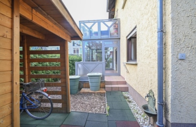 DIETZ: Gepflegte 3,5-Zimmer-EG-Wohnung in Dietzenbach-Steinberg! mit Garage und zwei Wintergärten! - Hinterhof (697214)