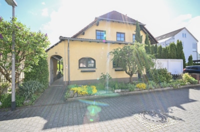 DIETZ: Gepflegte 3,5-Zimmer-EG-Wohnung in Dietzenbach-Steinberg! mit Garage und zwei Wintergärten! - Außenansicht (697226)