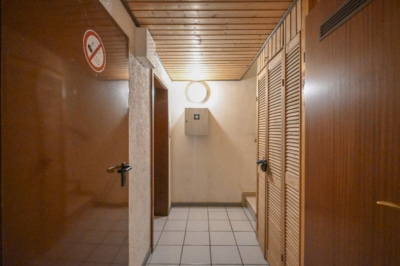 DIETZ: Gepflegte 3,5-Zimmer-EG-Wohnung in Dietzenbach-Steinberg! mit Garage und zwei Wintergärten! - Flurbereich KG (697207)