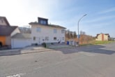Straßenansicht - DIETZ: Junges Familienhaus mit 837 m² großen, idyllischen Waldgrundstück in Laufach!