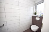 WC für Ihre Gäste - DIETZ: Junges Familienhaus mit 837 m² großen, idyllischen Waldgrundstück in Laufach!