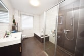 Tageslichtbadezimmer 1 v on 2 - DIETZ: Junges Familienhaus mit 837 m² großen, idyllischen Waldgrundstück in Laufach!