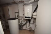 Gas-Brennwert-Zentralheizung - DIETZ: Junges Familienhaus mit 837 m² großen, idyllischen Waldgrundstück in Laufach!