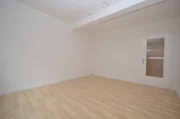 DIETZ: Neu renovierte 2-Zimmer-Erdgeschosswohnung mit Einbauküche nur 20m von der Römerstraße! - Wohnzimmer (663895)