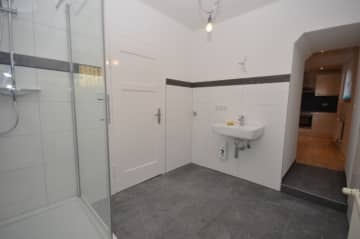 DIETZ: Neu renovierte 2-Zimmer-Erdgeschosswohnung mit Einbauküche nur 20m von der Römerstraße! - und Waschmaschinenstellplatz (663897)