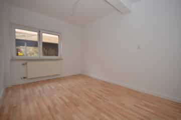 DIETZ: Neu renovierte 2-Zimmer-Erdgeschosswohnung mit Einbauküche nur 20m von der Römerstraße! - Schlafzimmer (663898)