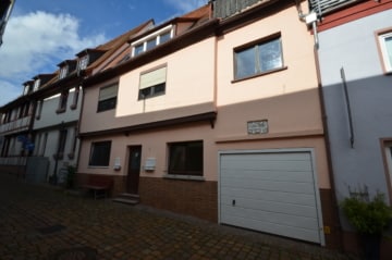 DIETZ: Neu renovierte 2-Zimmer-Erdgeschosswohnung mit Einbauküche nur 20m von der Römerstraße! - 3-Familienhaus (663899)